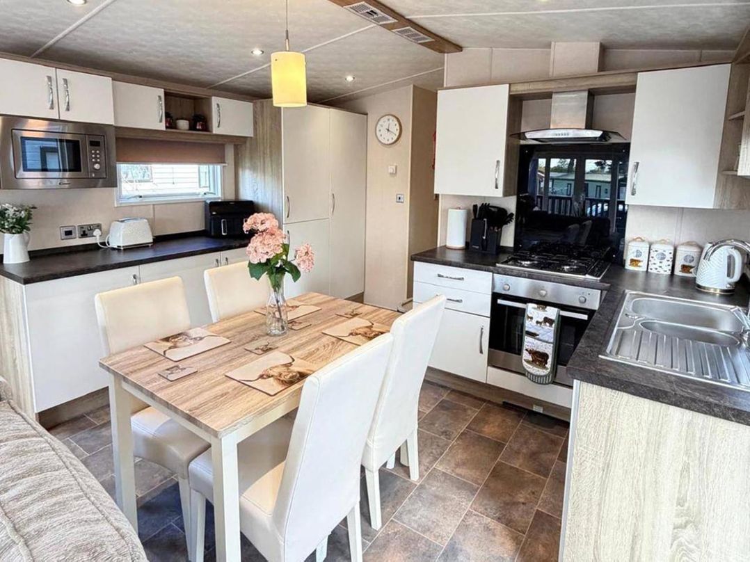 Lillardsedge Luxury Caravan Sleeps 6 with Parking