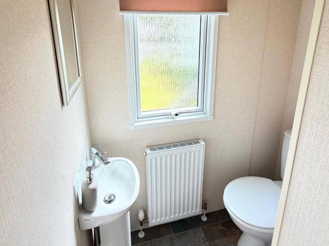 Lillardsedge Luxury Caravan Sleeps 6 with Parking