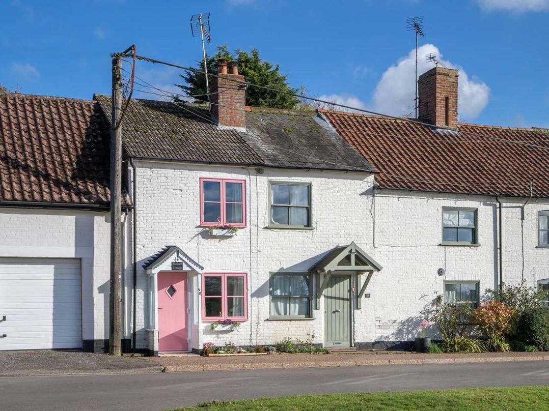 1 Bed Cottage Sleeps 2 with Hot Tub Pets Welcome