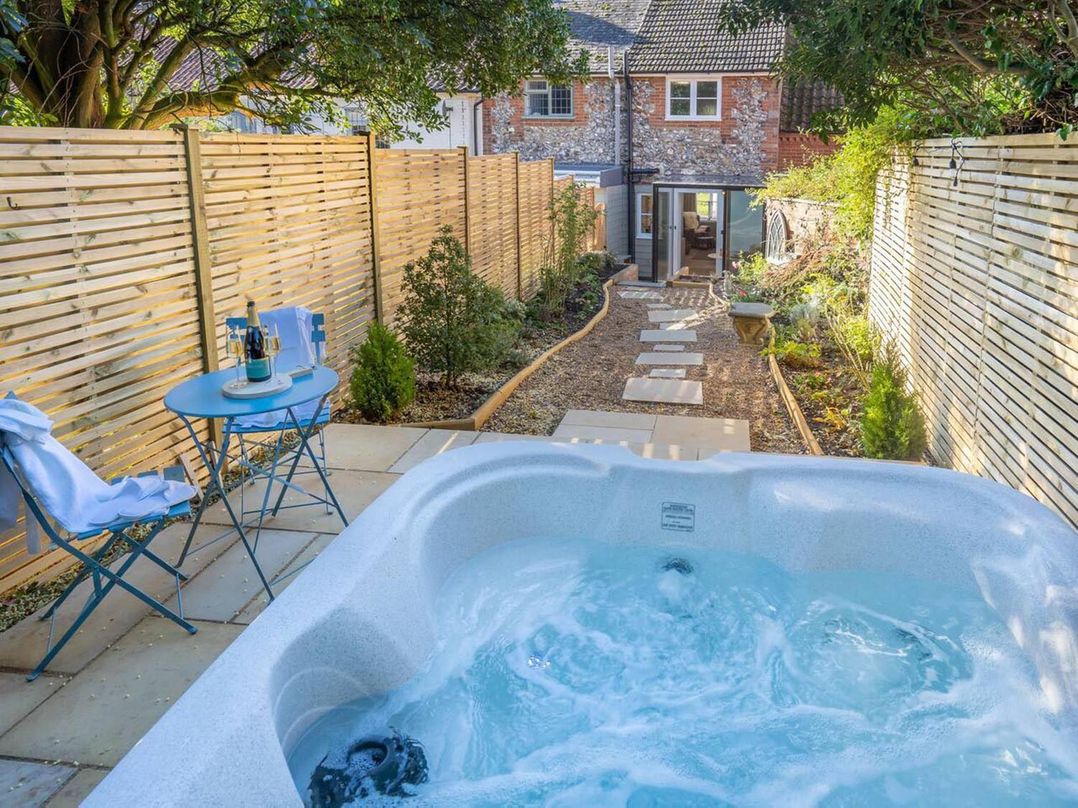 1 Bed Cottage Sleeps 2 with Hot Tub Pets Welcome