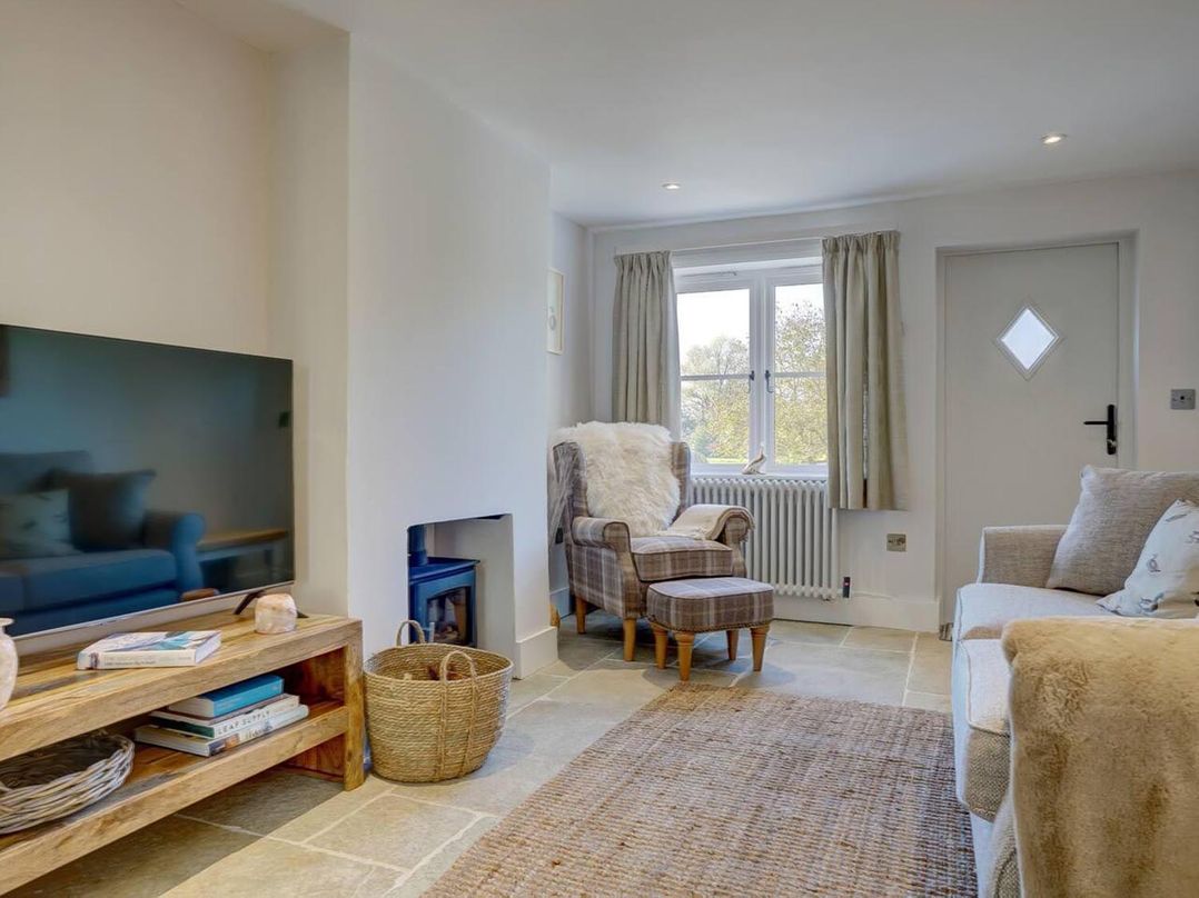 1 Bed Cottage Sleeps 2 with Hot Tub Pets Welcome
