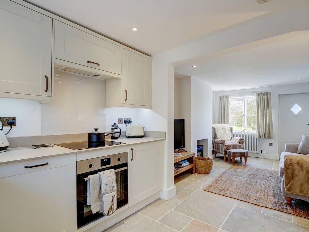 1 Bed Cottage Sleeps 2 with Hot Tub Pets Welcome
