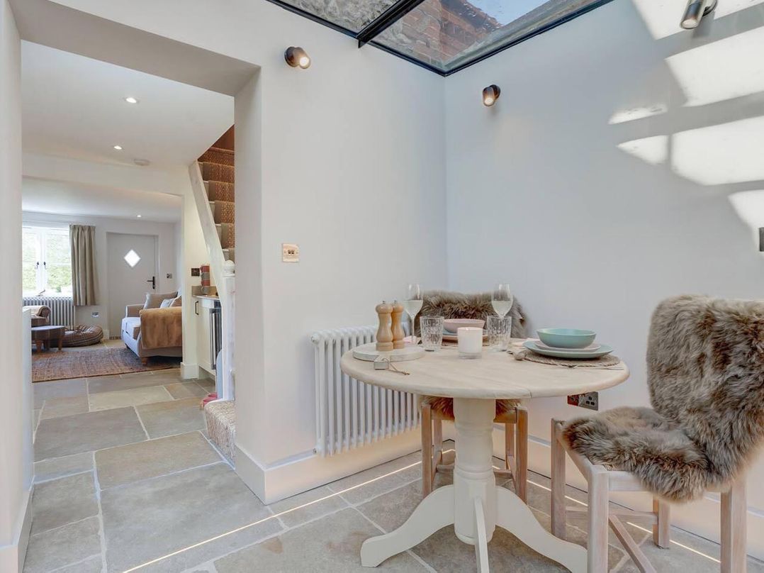 1 Bed Cottage Sleeps 2 with Hot Tub Pets Welcome