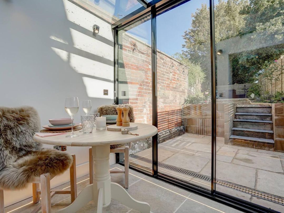 1 Bed Cottage Sleeps 2 with Hot Tub Pets Welcome