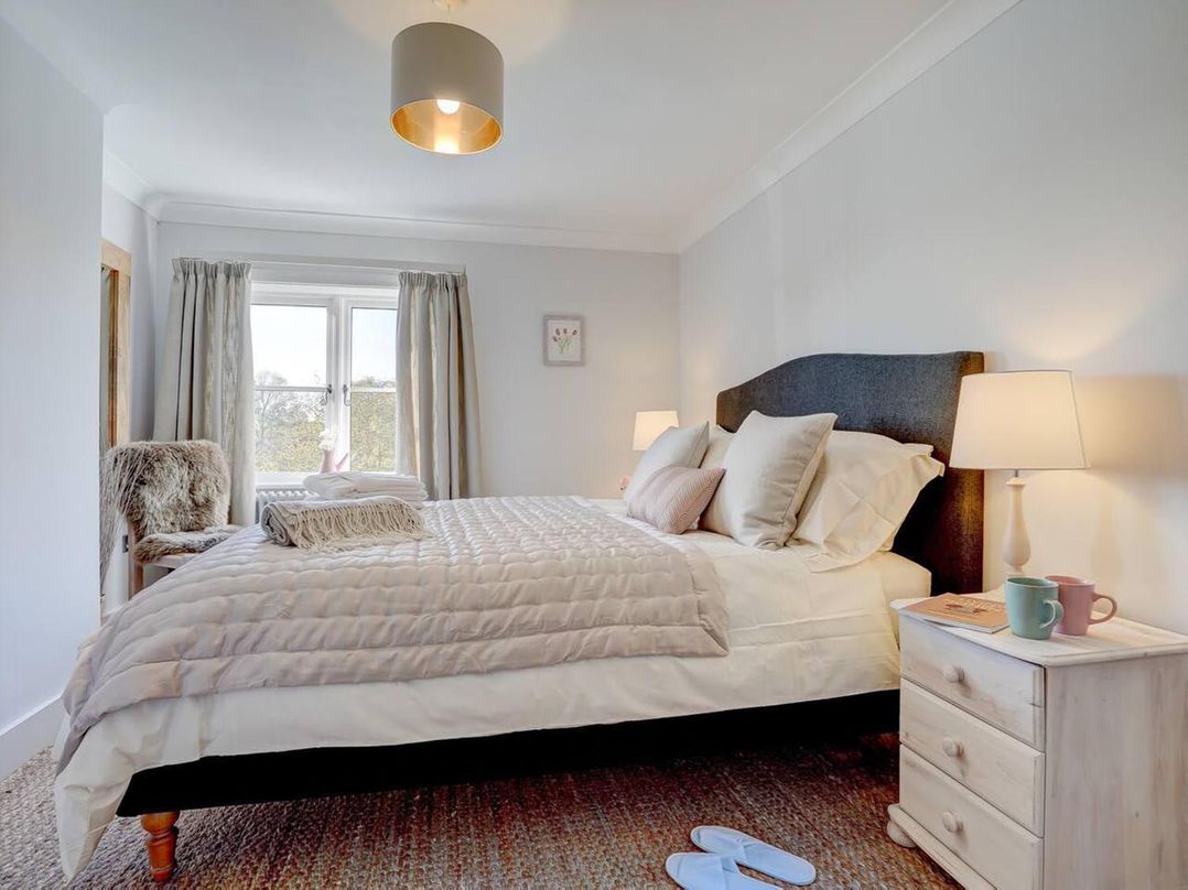 1 Bed Cottage Sleeps 2 with Hot Tub Pets Welcome