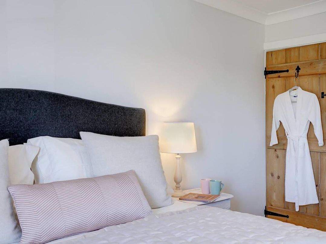 1 Bed Cottage Sleeps 2 with Hot Tub Pets Welcome