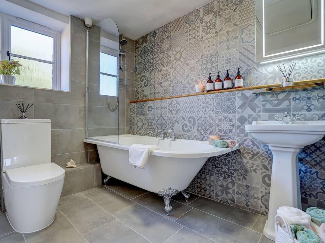 1 Bed Cottage Sleeps 2 with Hot Tub Pets Welcome