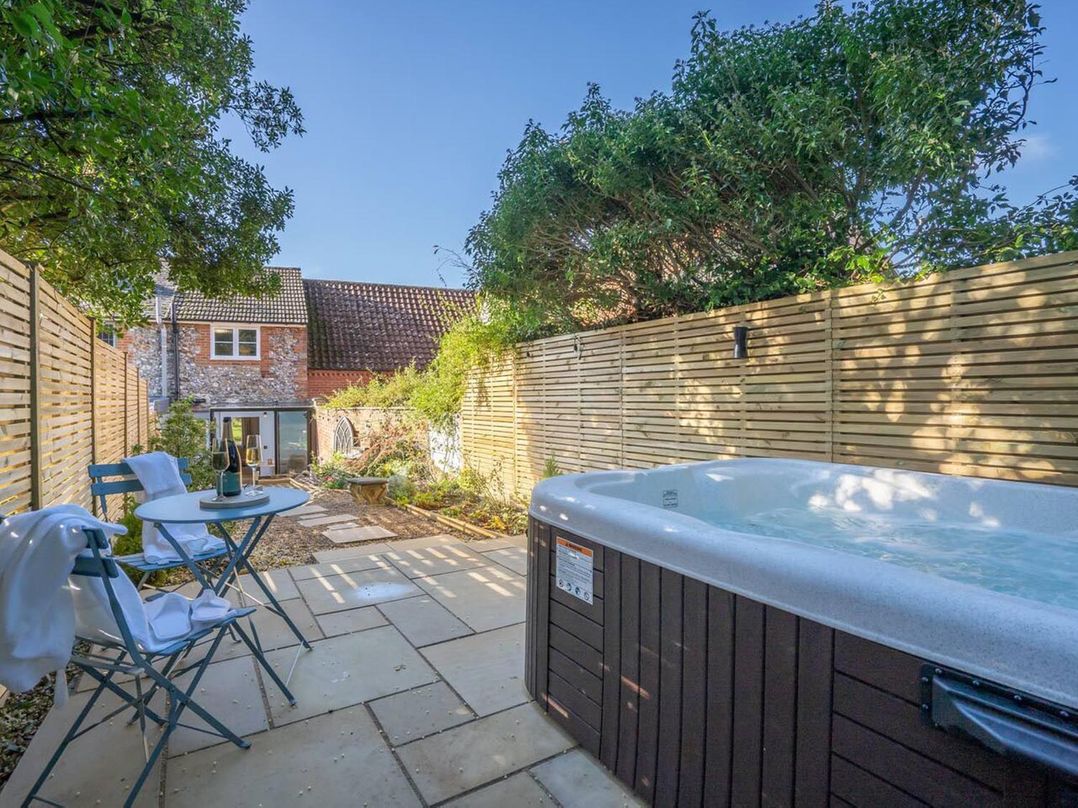 1 Bed Cottage Sleeps 2 with Hot Tub Pets Welcome