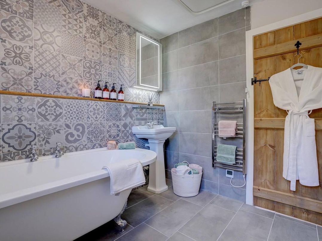 1 Bed Cottage Sleeps 2 with Hot Tub Pets Welcome