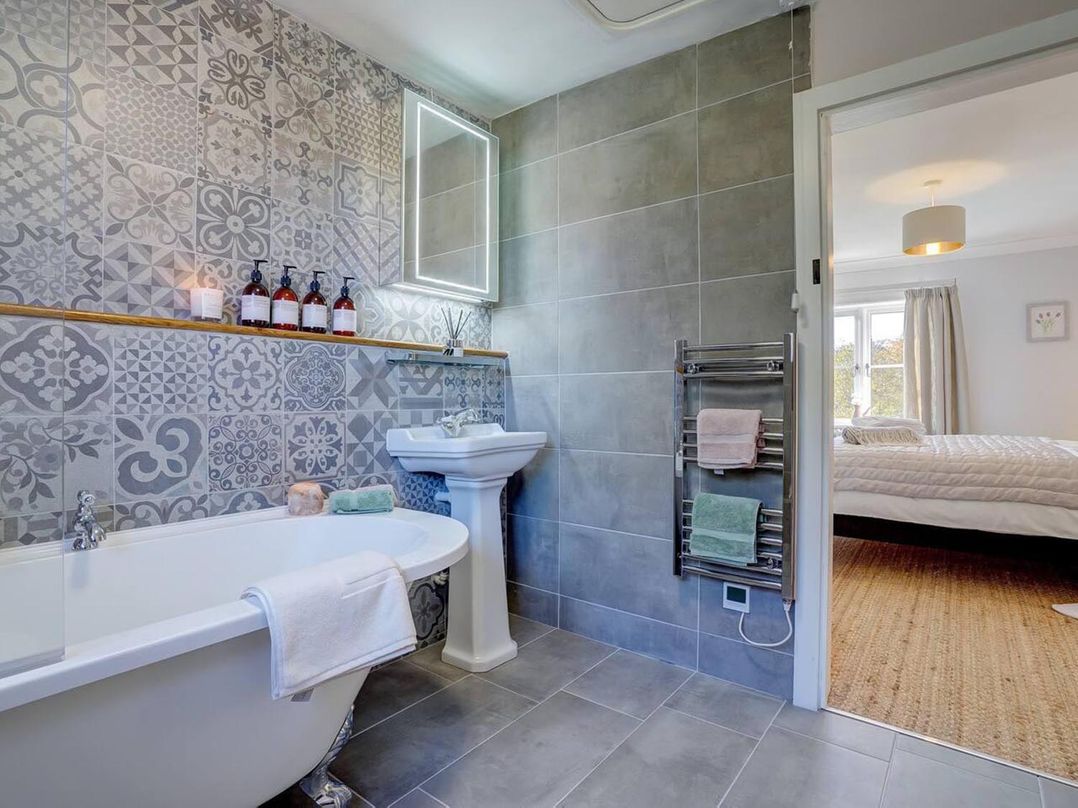 1 Bed Cottage Sleeps 2 with Hot Tub Pets Welcome