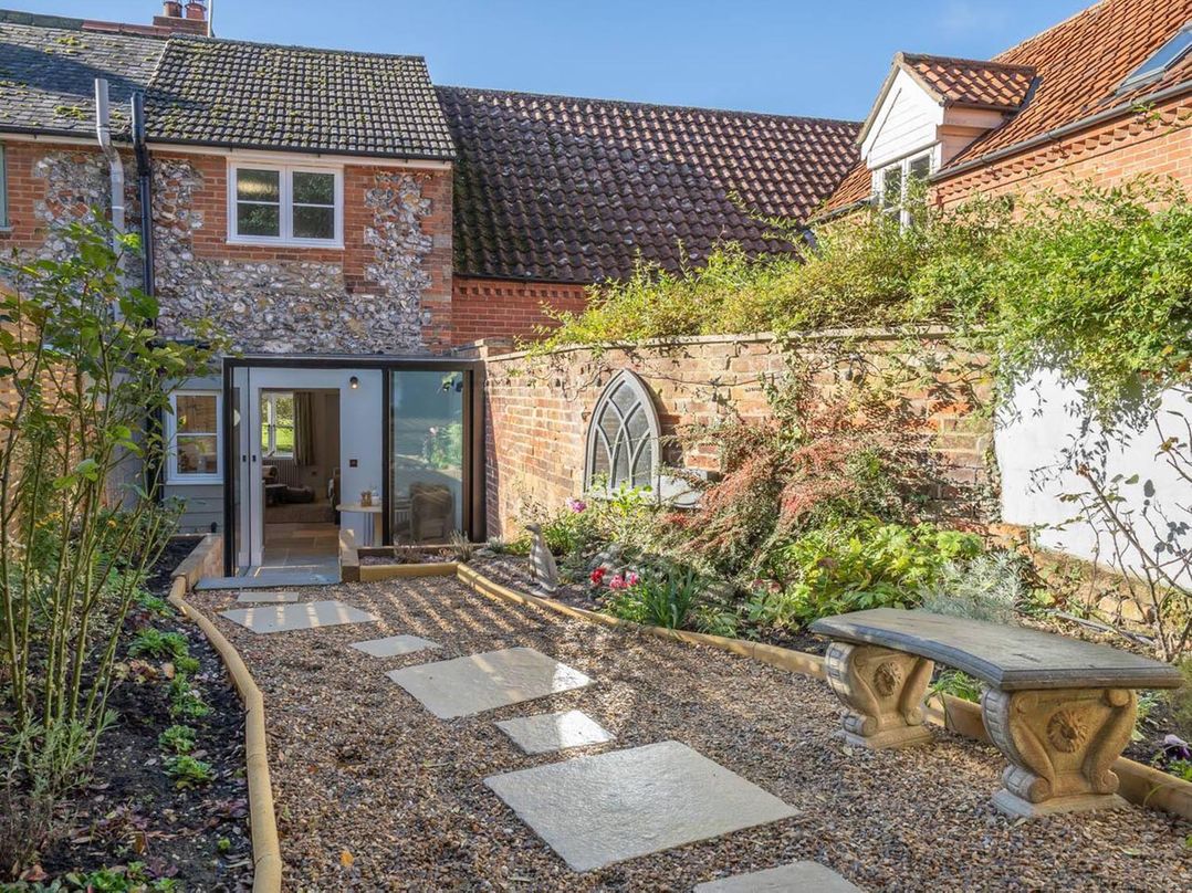 1 Bed Cottage Sleeps 2 with Hot Tub Pets Welcome