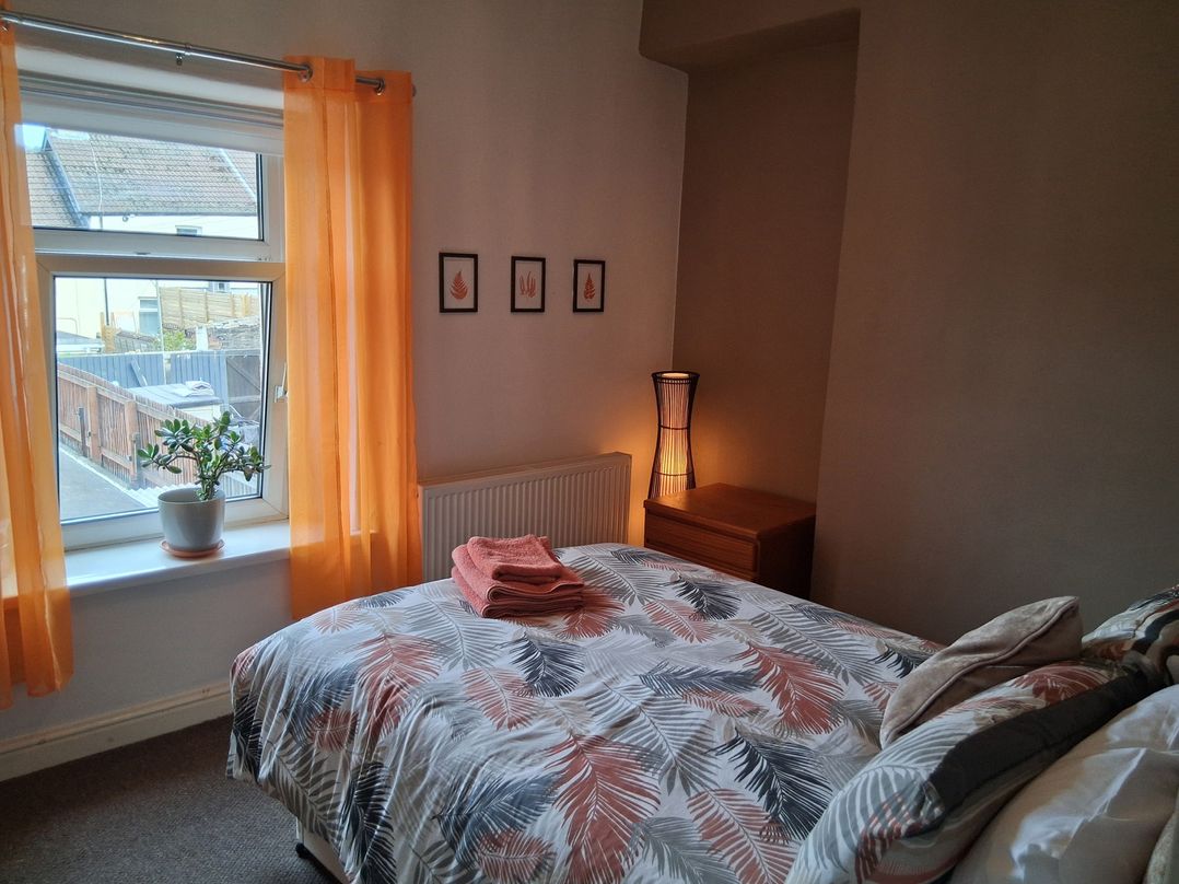 House Sleeps 5 with Parking and Garden
