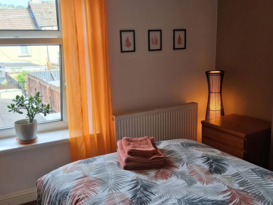 House Sleeps 5 with Parking and Garden