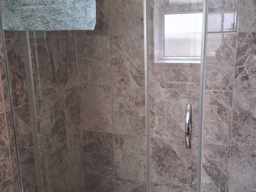House Sleeps 5 with Parking and Garden