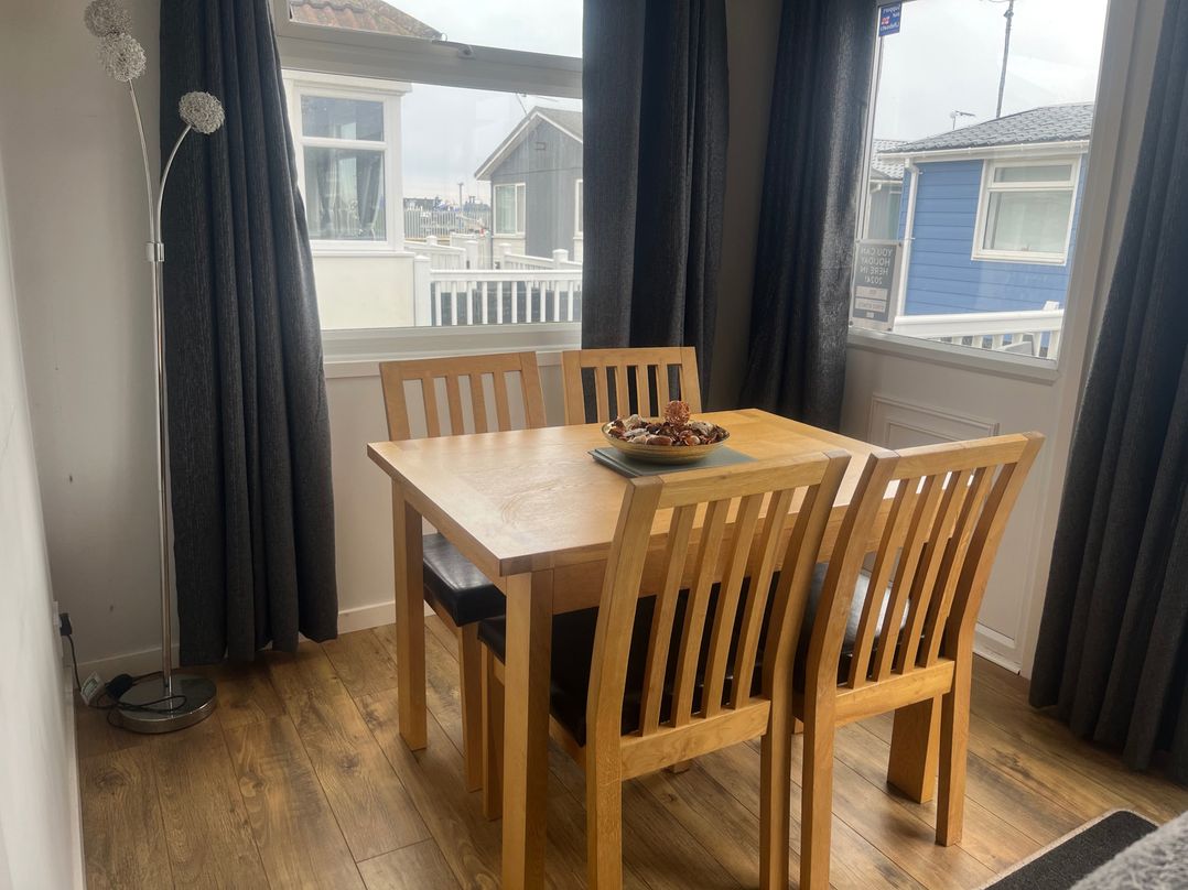 Seaside Escape 2Br Sleeps4 Parking PetsOK Fireplace
