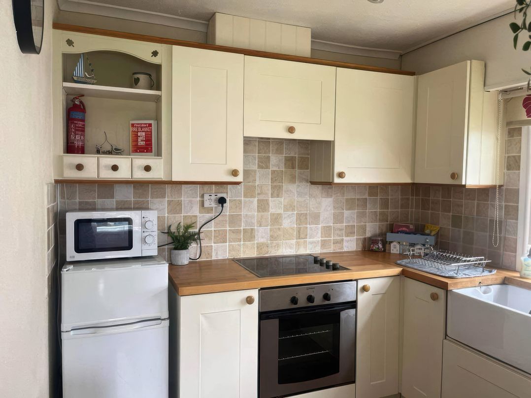 Seaside Escape 2Br Sleeps4 Parking PetsOK Fireplace