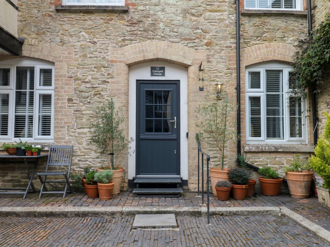 12 Courtyard Cottage at Sheplegh Court