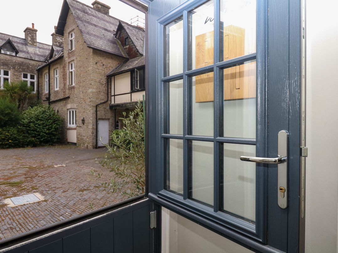 12 Courtyard Cottage at Sheplegh Court