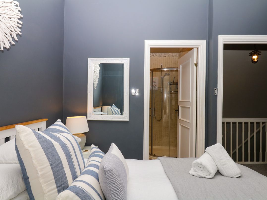 12 Courtyard Cottage at Sheplegh Court