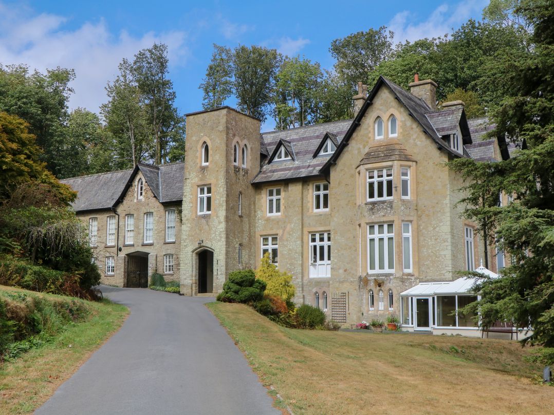 12 Courtyard Cottage at Sheplegh Court