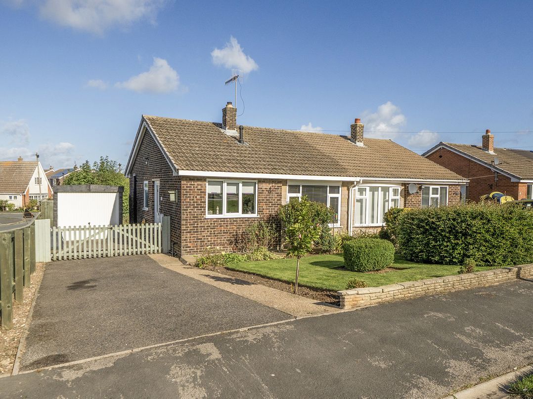 2 Bed, Sleeps 4 with Parking and Pet Friendly