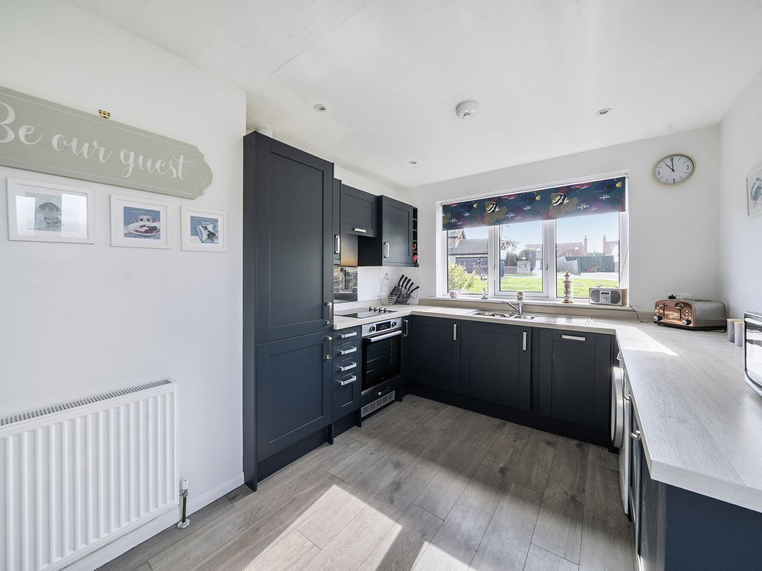 2 Bed, Sleeps 4 with Parking and Pet Friendly