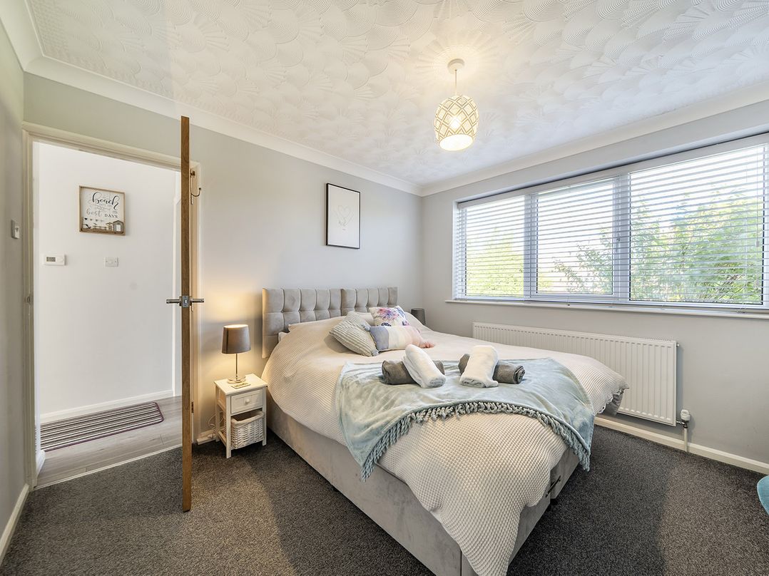 2 Bed, Sleeps 4 with Parking and Pet Friendly