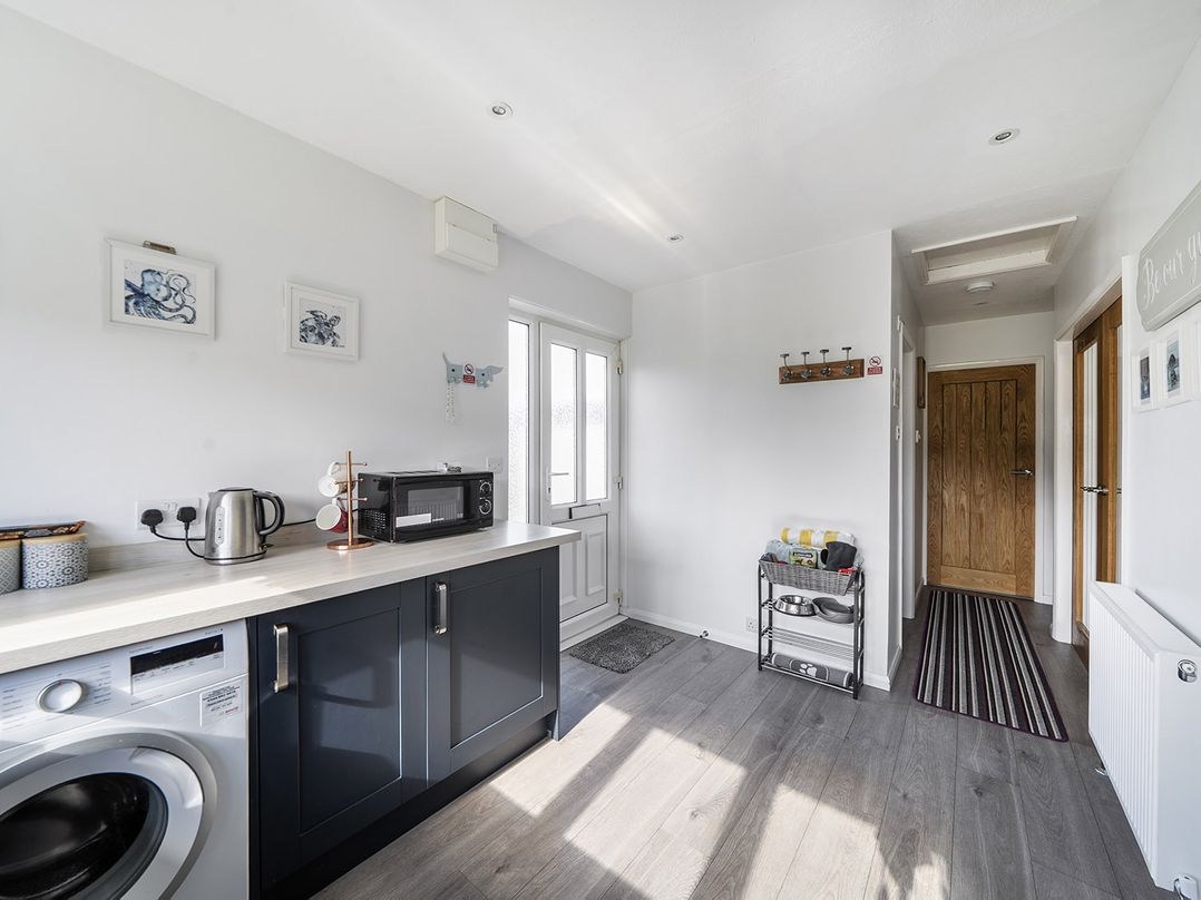 2 Bed, Sleeps 4 with Parking and Pet Friendly