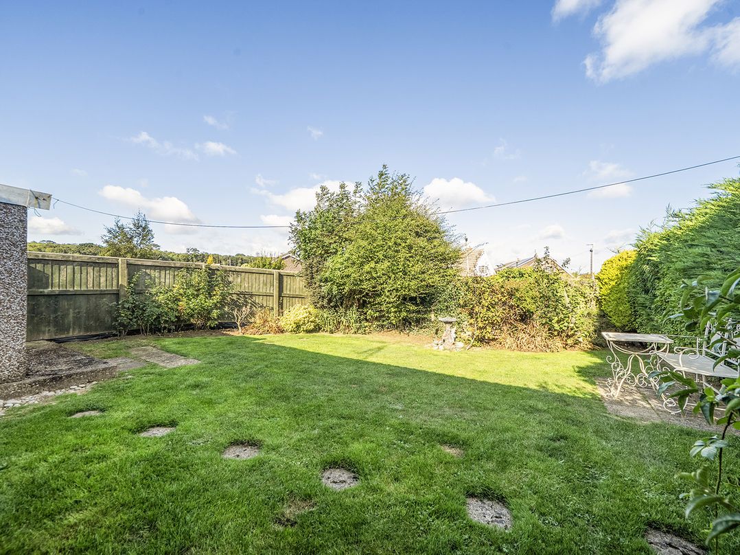 2 Bed, Sleeps 4 with Parking and Pet Friendly