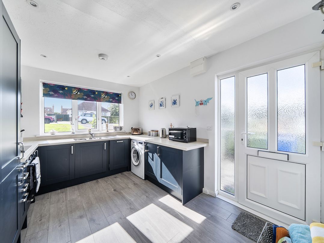 2 Bed, Sleeps 4 with Parking and Pet Friendly