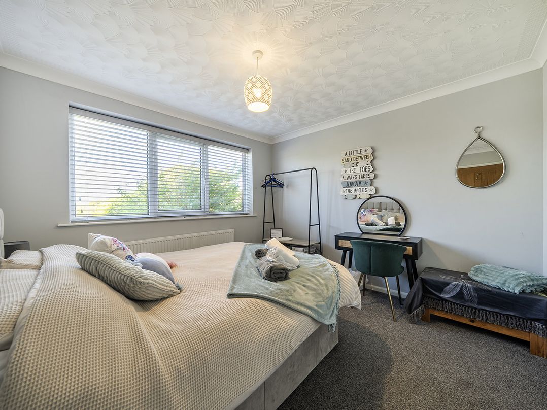 2 Bed, Sleeps 4 with Parking and Pet Friendly