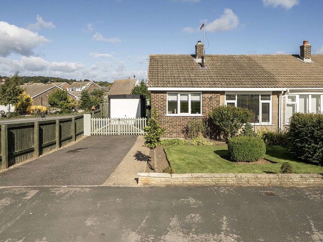 2 Bed, Sleeps 4 with Parking and Pet Friendly