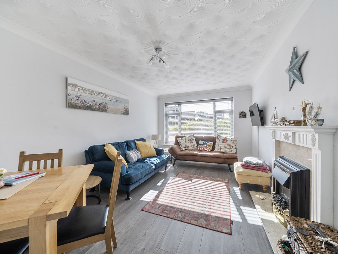 2 Bed, Sleeps 4 with Parking and Pet Friendly