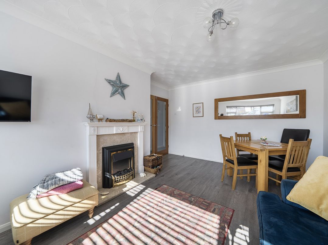 2 Bed, Sleeps 4 with Parking and Pet Friendly