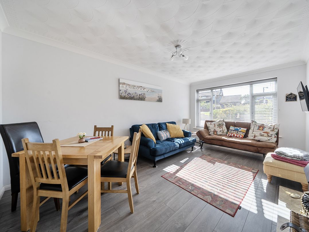 2 Bed, Sleeps 4 with Parking and Pet Friendly