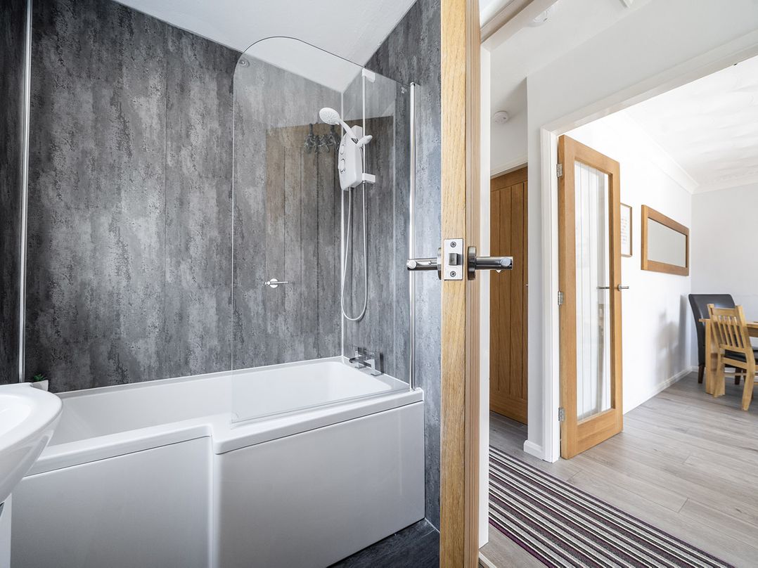 2 Bed, Sleeps 4 with Parking and Pet Friendly