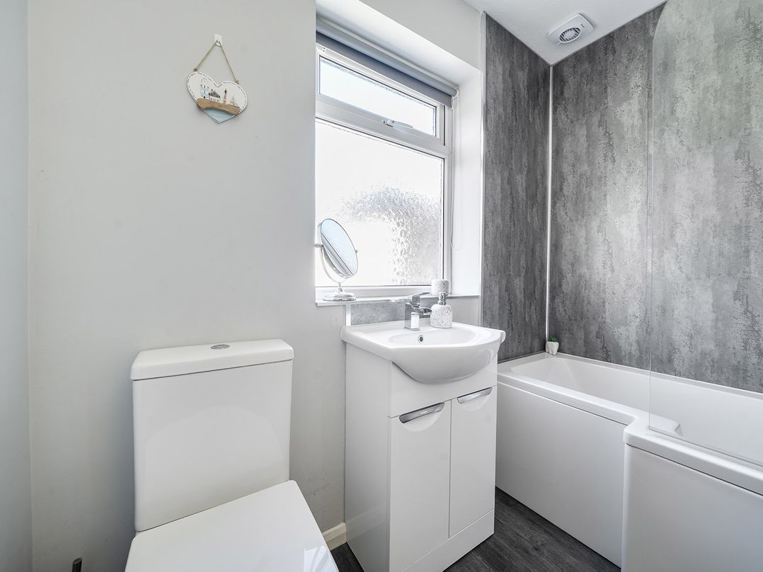 2 Bed, Sleeps 4 with Parking and Pet Friendly
