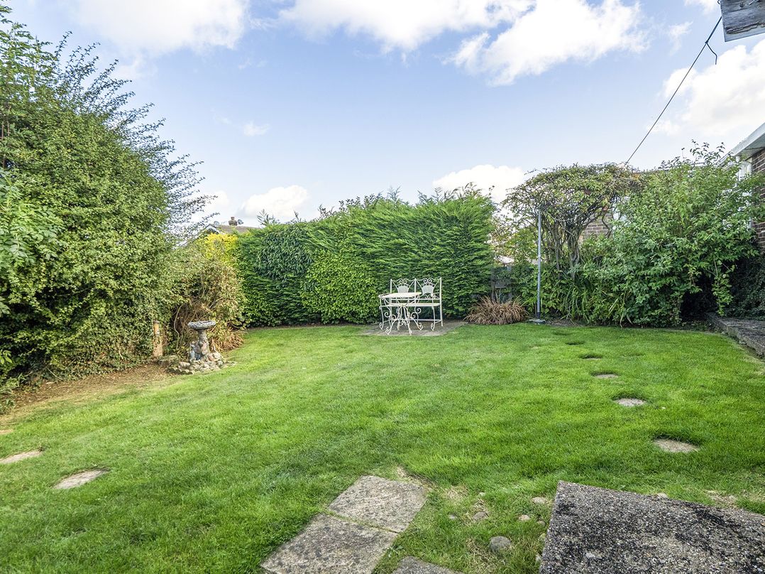 2 Bed, Sleeps 4 with Parking and Pet Friendly
