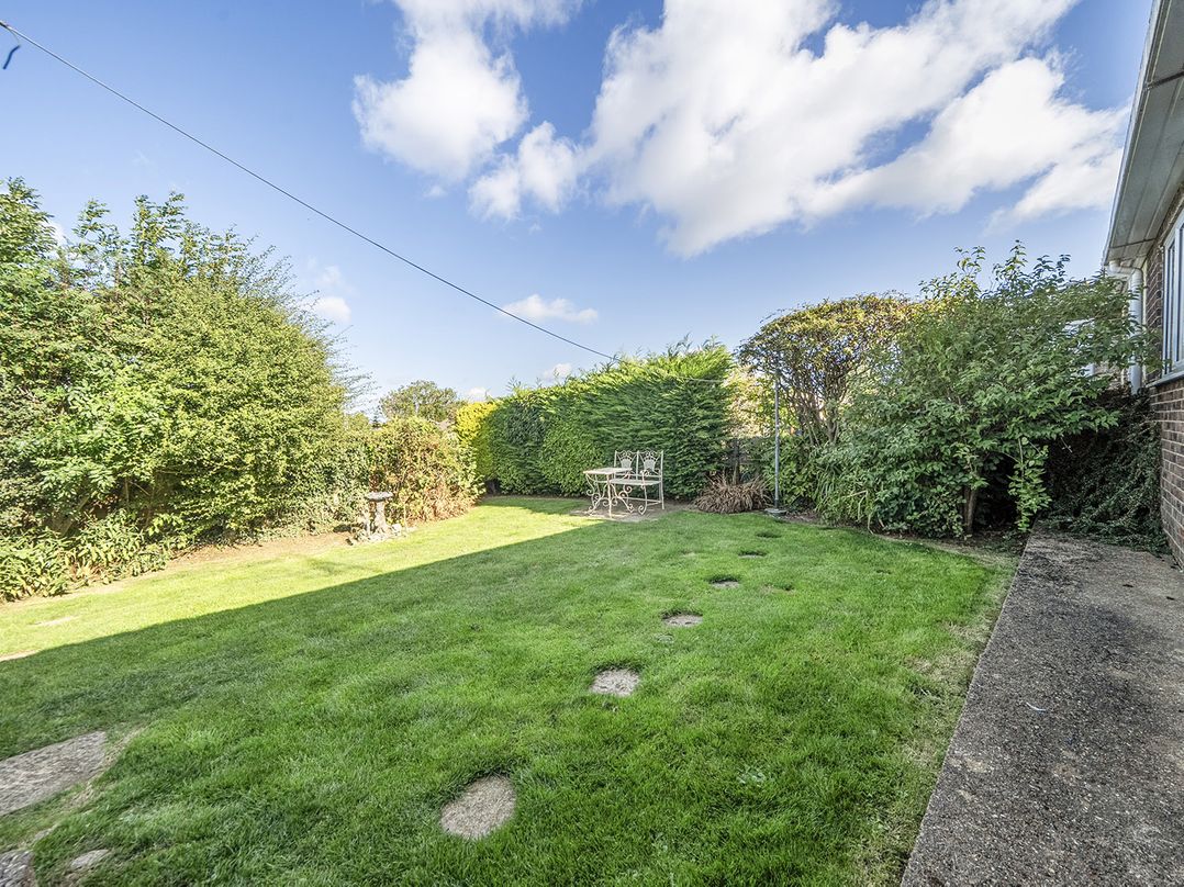 2 Bed, Sleeps 4 with Parking and Pet Friendly