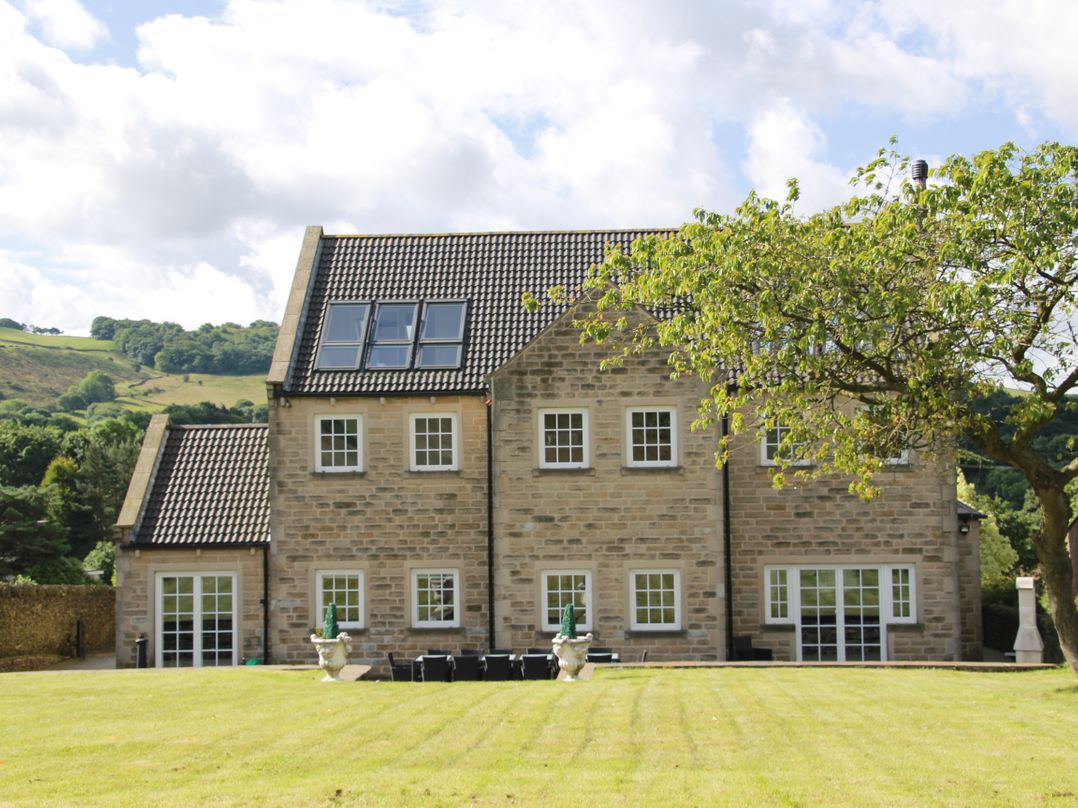 Dog friendly holiday cottage in Millhouse Green, sleeps 15
