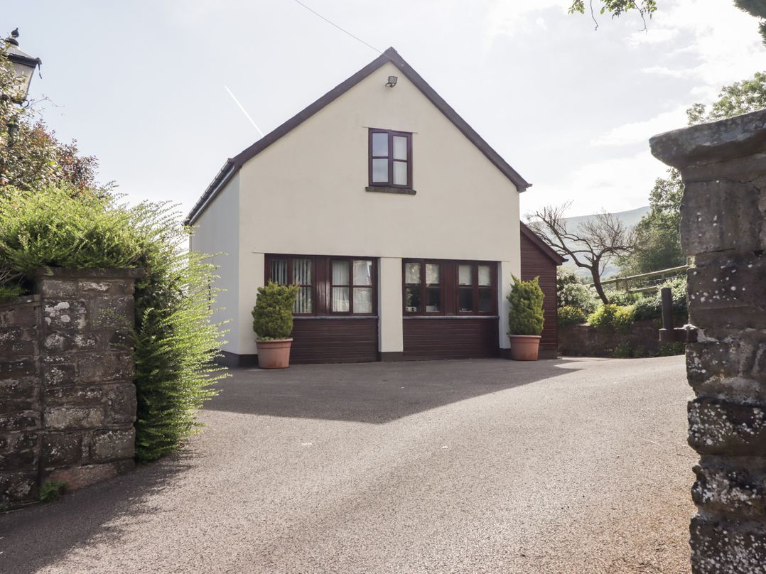 Penrose Cottage In Govilon, Gwent | Cottages & Lodges