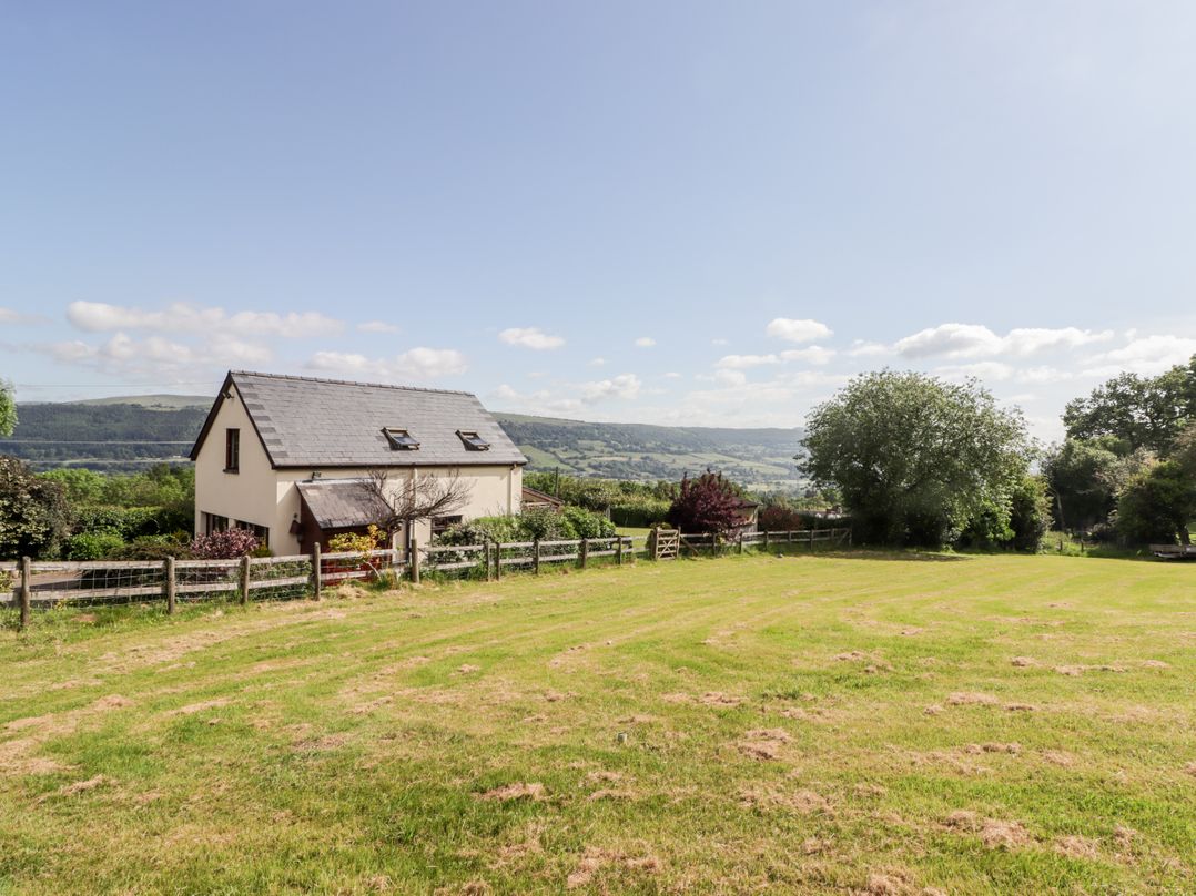 Penrose Cottage In Govilon, Gwent | Cottages & Lodges