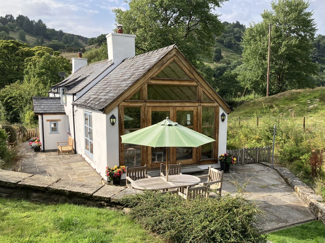 Dog friendly holiday cottage in Glyn Ceiriog, sleeps 5