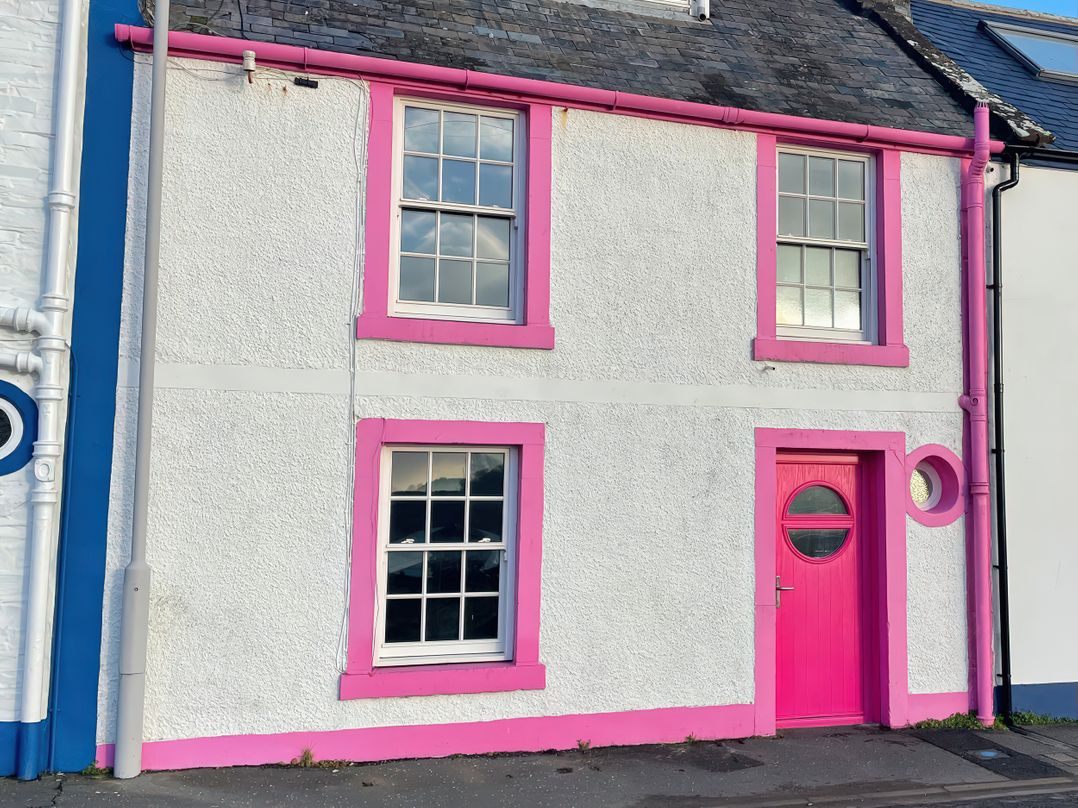 The Pink House, Isle Of Whithorn - Sleeps 3 guests