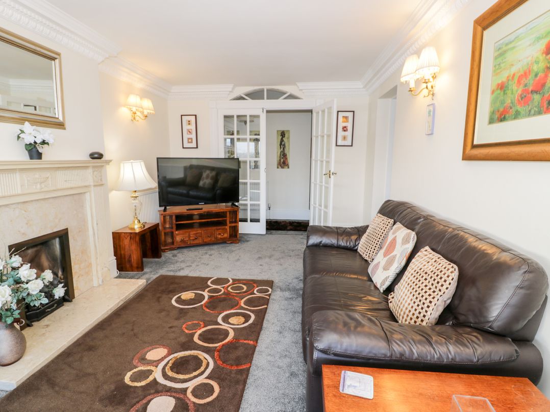 11 Glyn Garth Mews