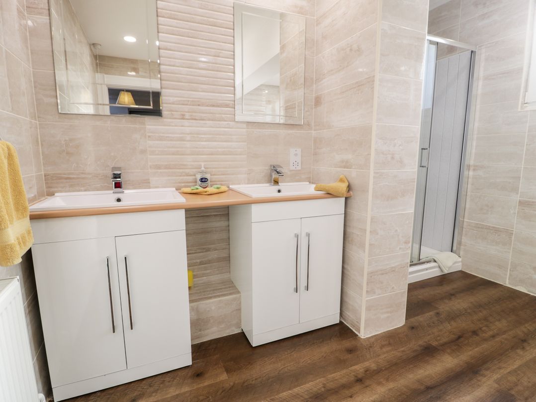 11 Glyn Garth Mews