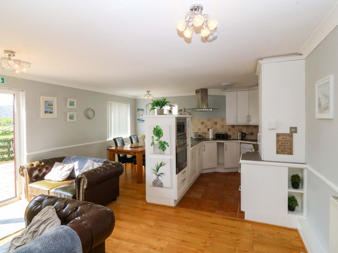 Beach House (Ty Traeth)
