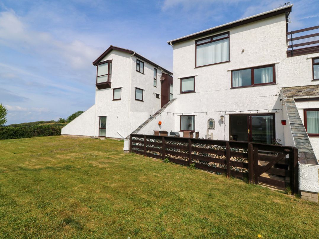 Beach House (Ty Traeth)
