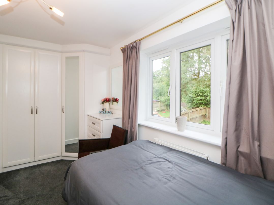 2 Carr Farm Close