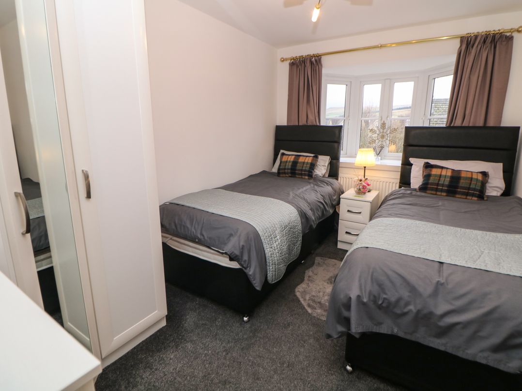 2 Carr Farm Close
